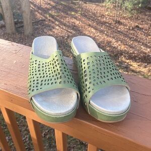 Antelope green leather sandals